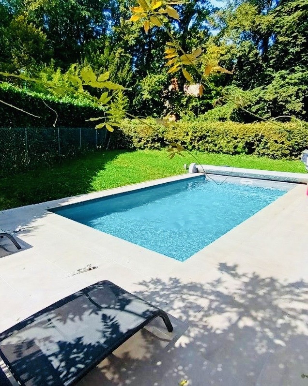 Construction d’une piscine rectangulaire 8x3 avec un escalier d’angle et couverture Thelma à Châtillon sur chalaronne