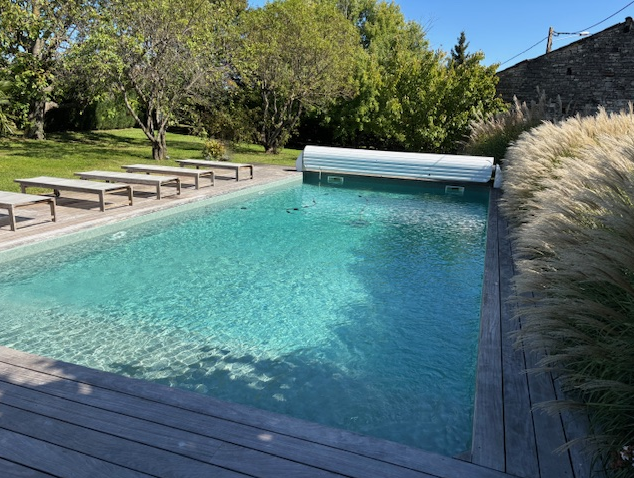 Réalisation d’une piscine rectangulaire 11 m x 5 m avec escalier intérieur sur toute la largeur à Saint-Albin