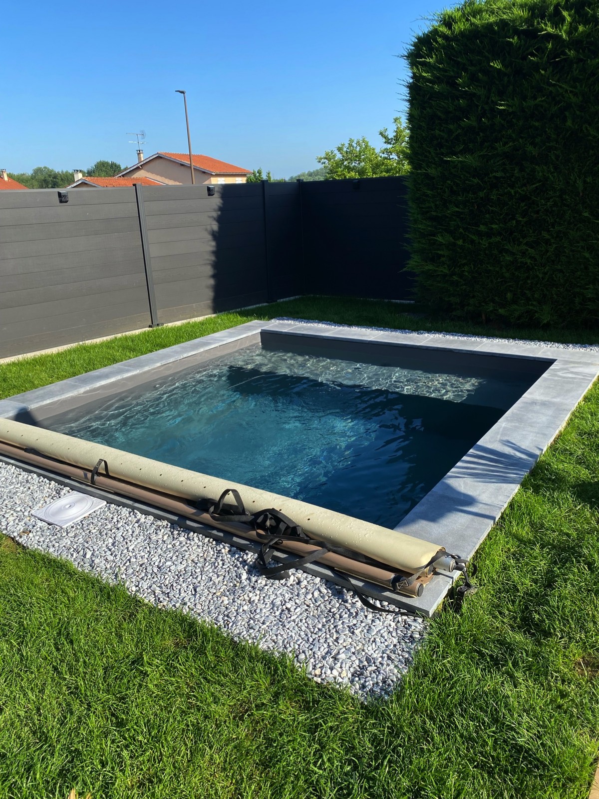 Construction d’une Piscine carré 4,5x4,5 avec Banquette Liner gris anthracite à Dommartin dans l’Ouest lyonnais