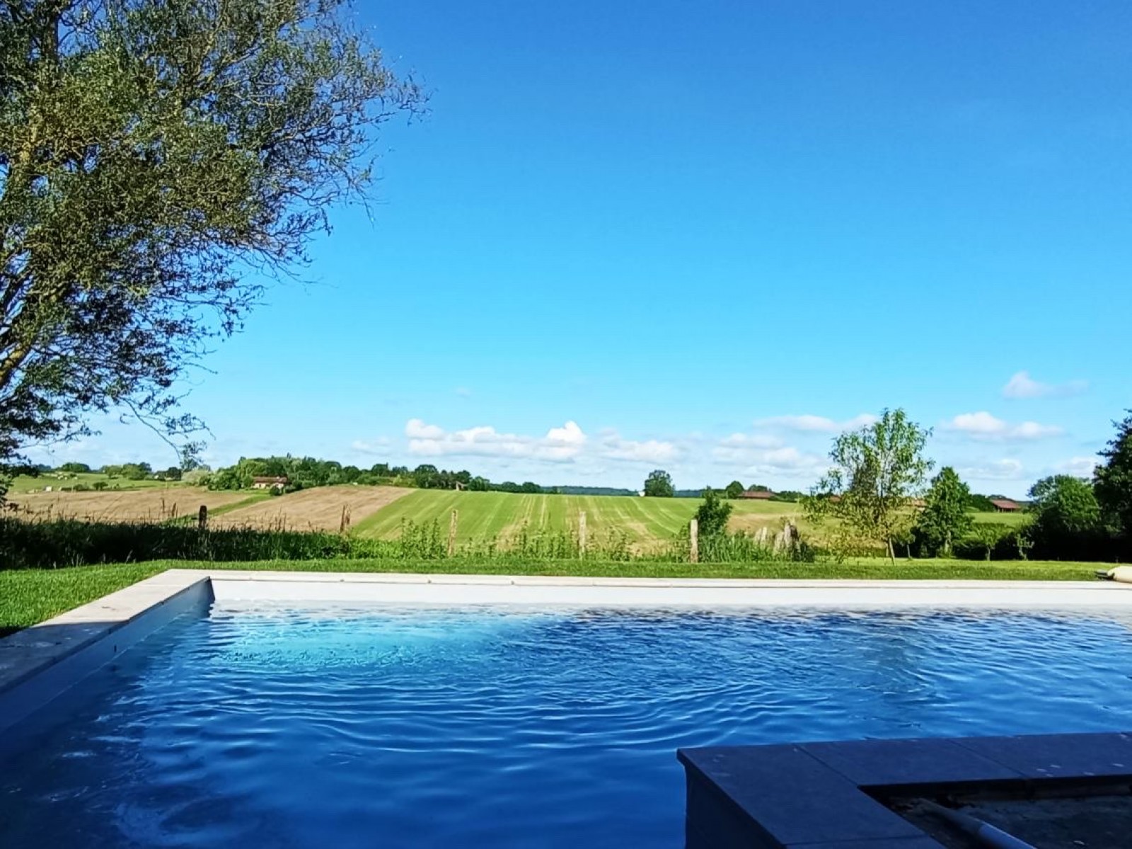 Construction d’une piscine en L sur la région de Villefranche-sur-Saône à Lucenay .