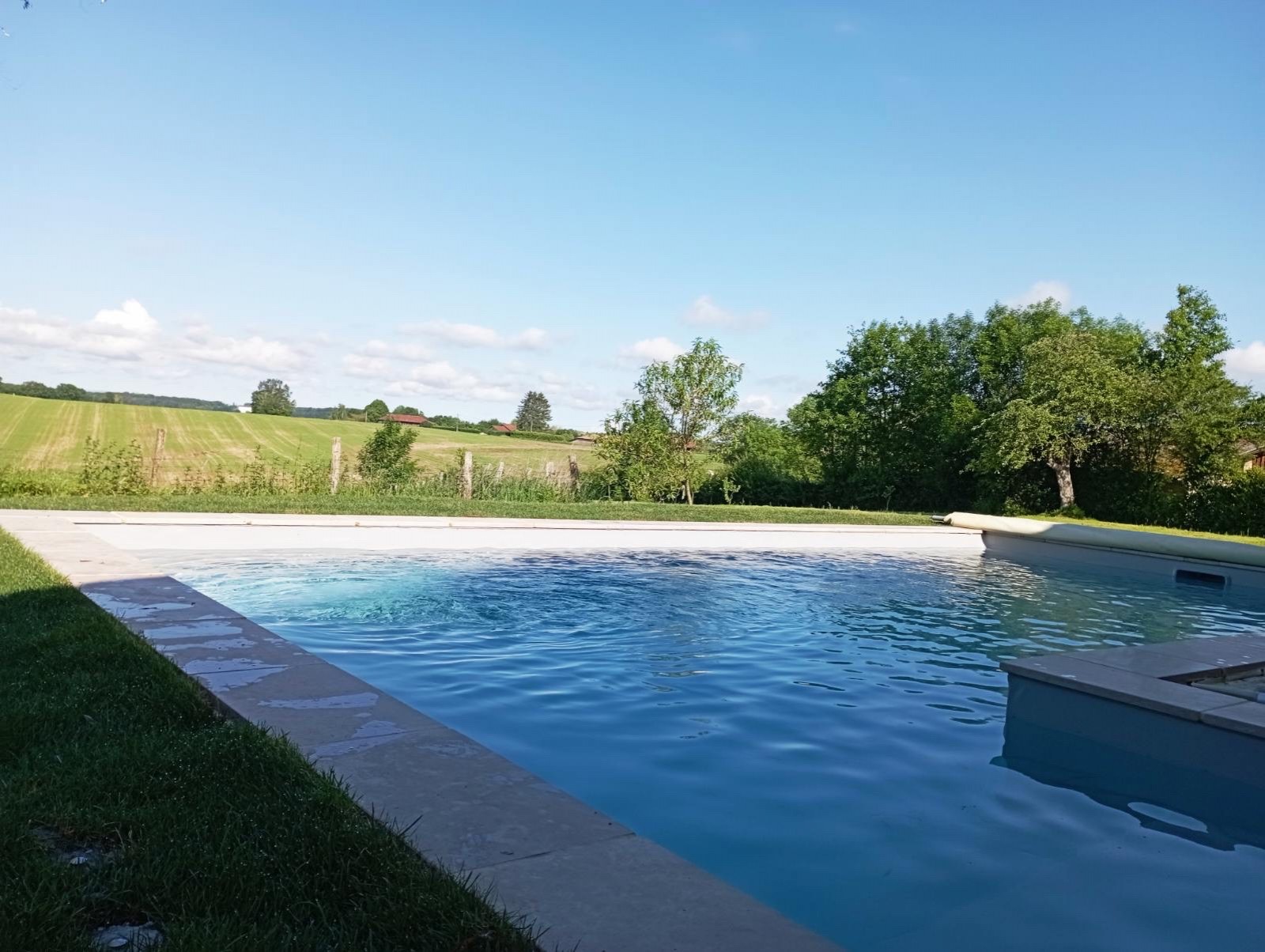 Construction d’une piscine en L sur la région de Villefranche-sur-Saône à Lucenay .