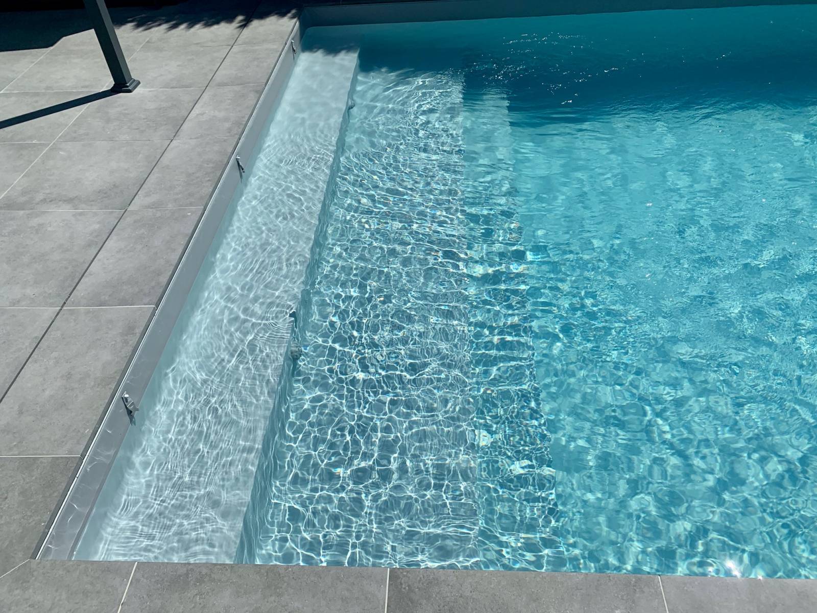 Faire rénover une piscine en béton par un professionnel à Villefranche sur Saône au Nord de Lyon