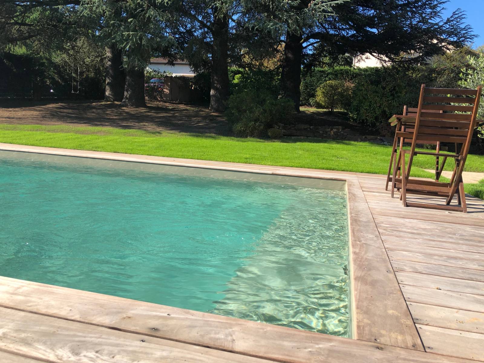Piscine rectangulaire de 8 m x 4 m réalisée à Bagé avec banquette immergée