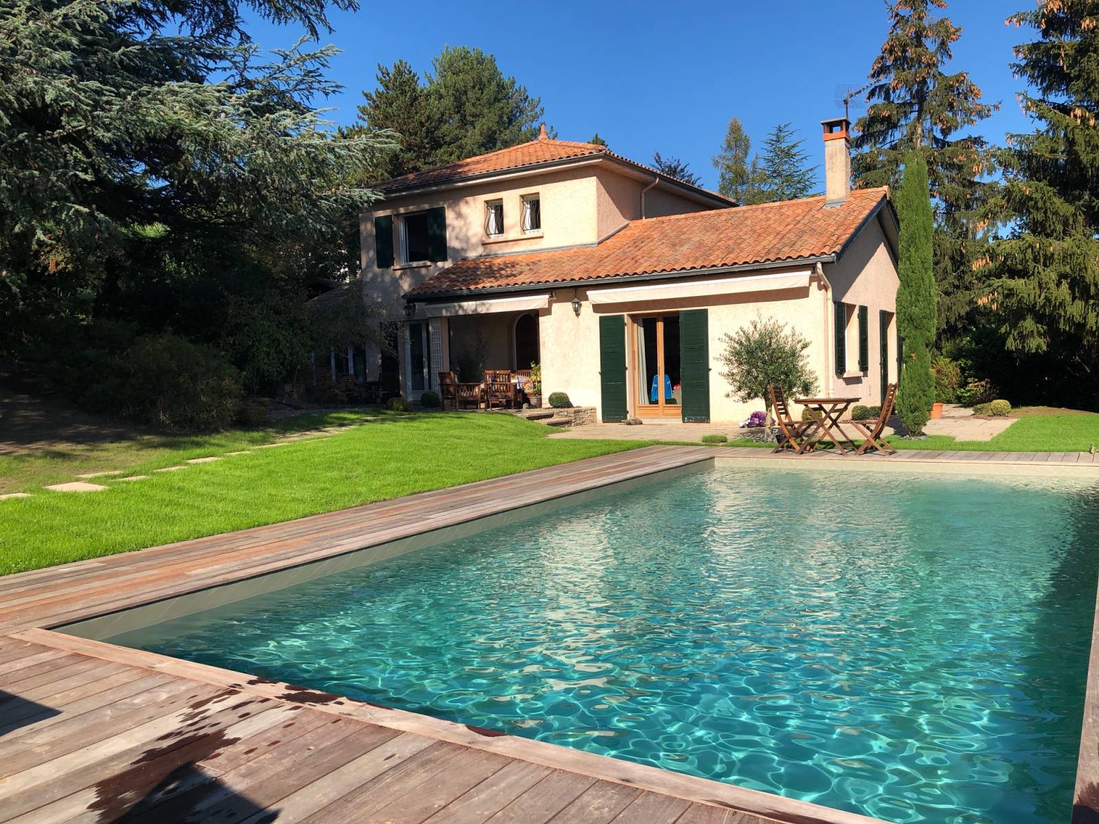 Piscine rectangulaire de 8 m x 4 m réalisée à Bagé avec banquette immergée