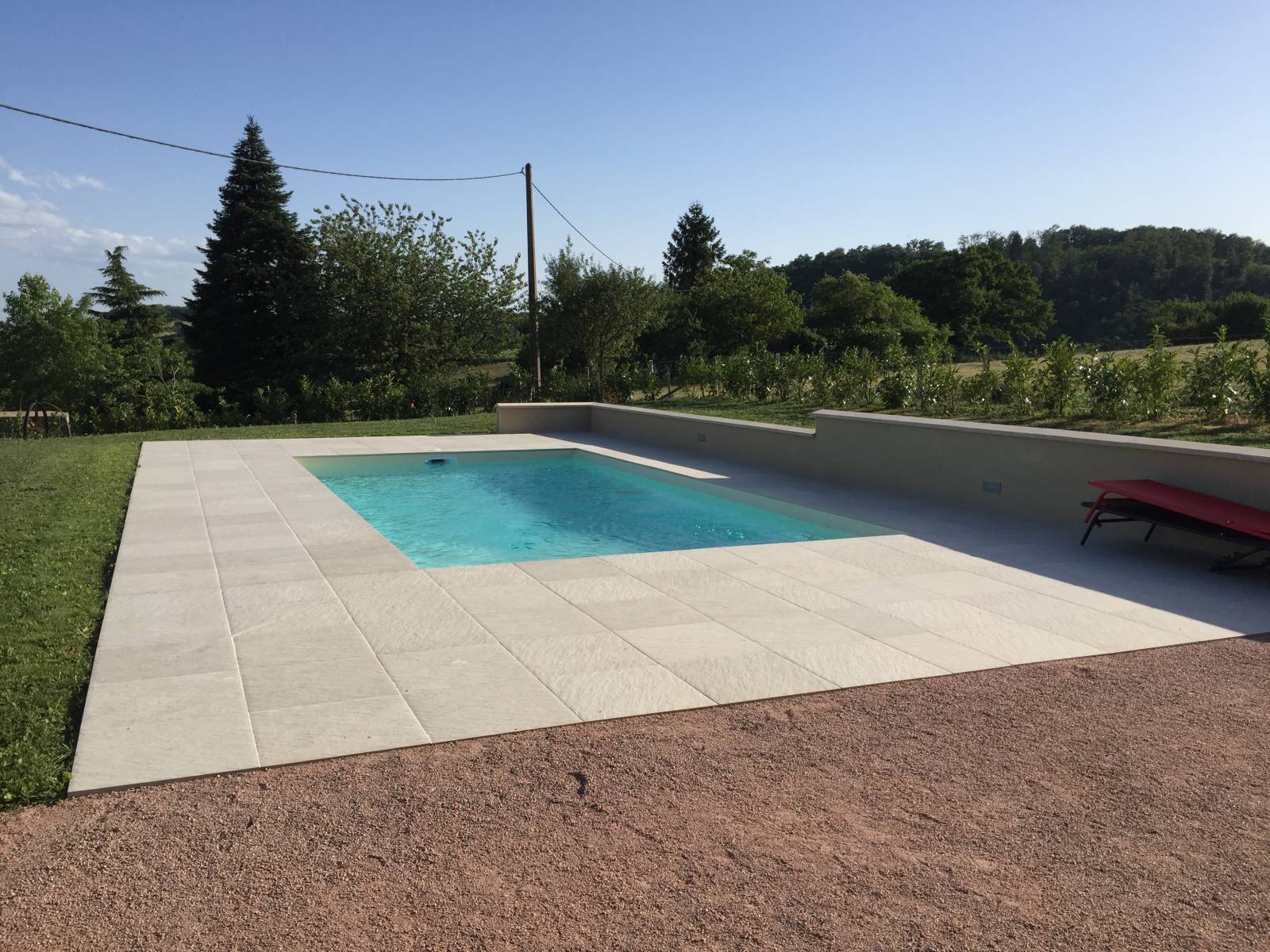 Installation d'une piscine rectangulaire de 8 m x 4 m situé à Cormoranche-sur-Saône