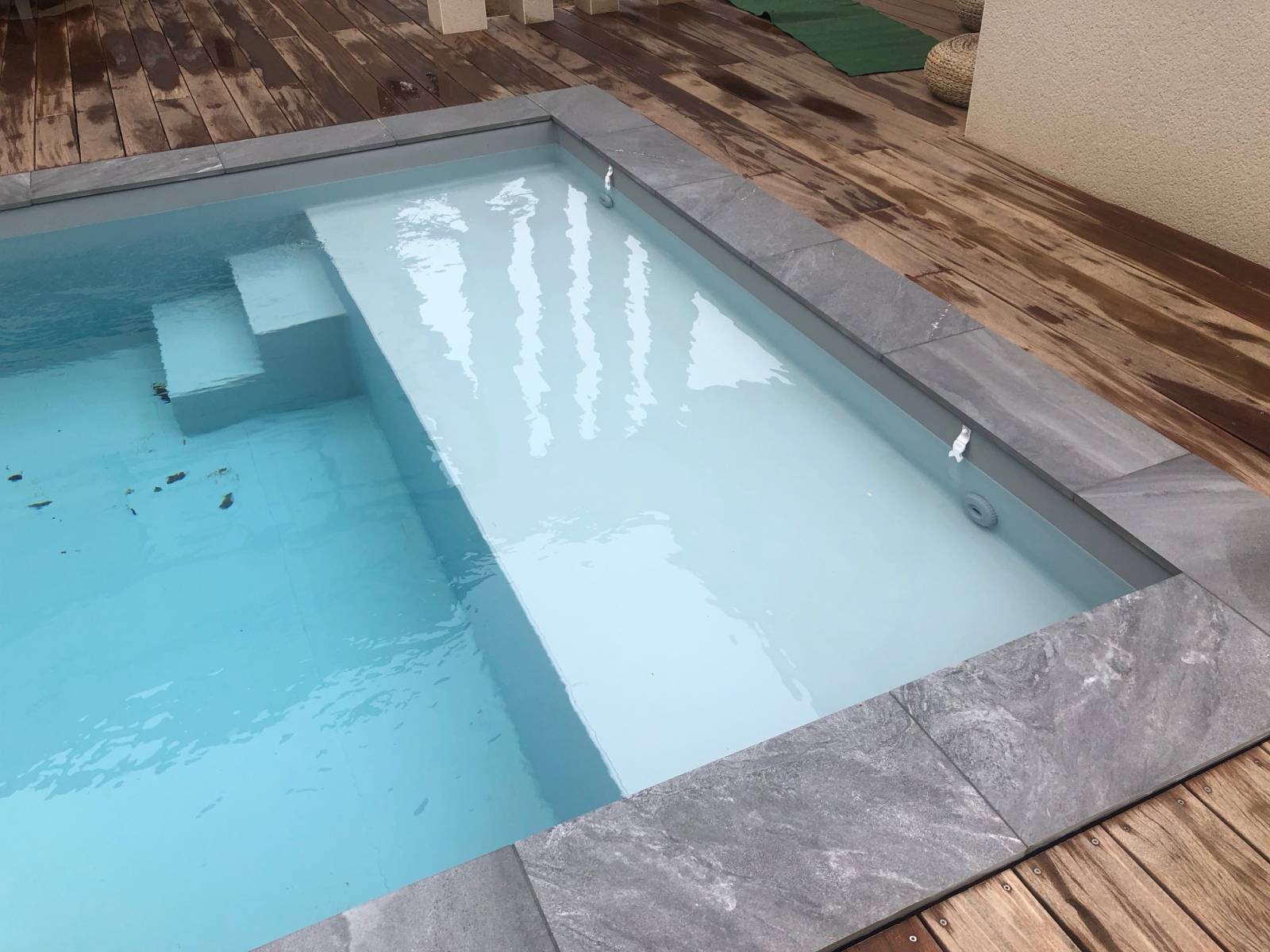 Piscine rectangulaire de 8 m x 4 m réalisée à Marcy-l’Étoile avec banquette et escalier d’angle