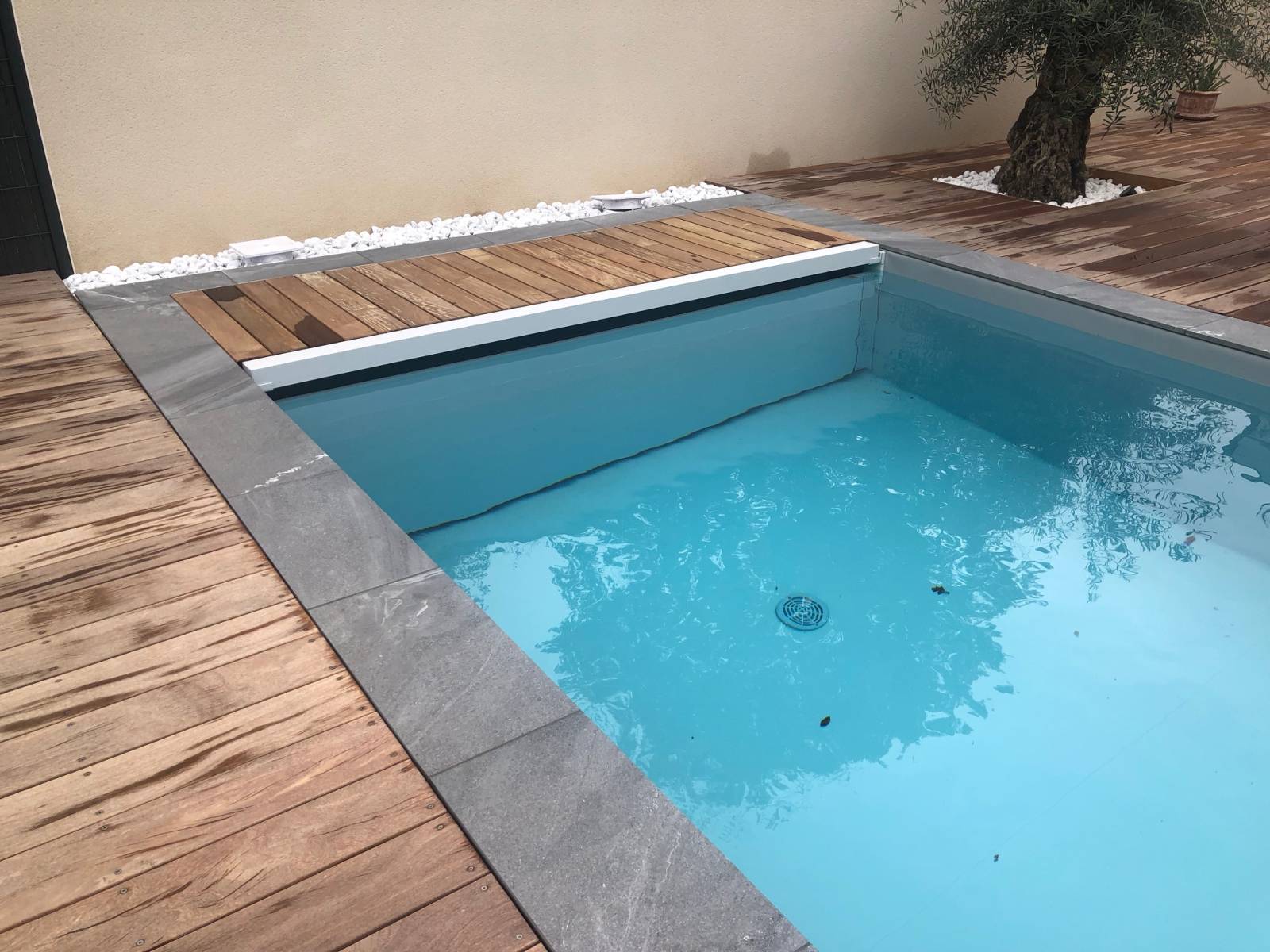 Piscine rectangulaire de 8 m x 4 m réalisée à Marcy-l’Étoile avec banquette et escalier d’angle