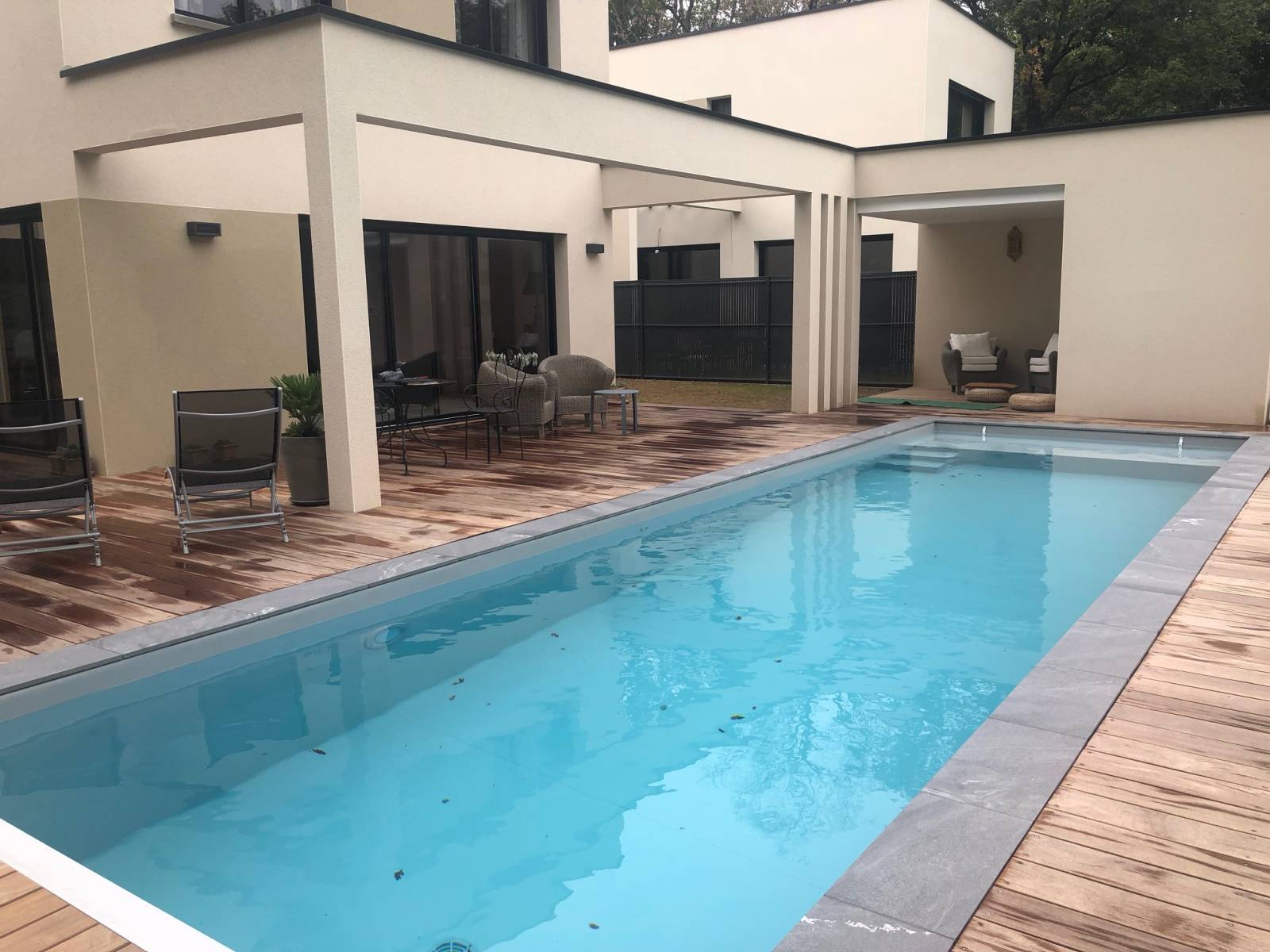 Piscine rectangulaire de 8 m x 4 m réalisée à Marcy-l’Étoile avec banquette et escalier d’angle