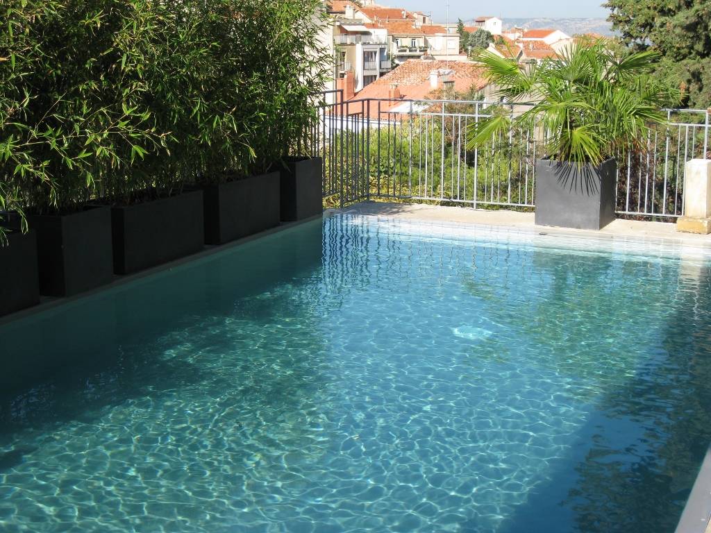 Réalisation d'une piscine rectangulaire de 10 m x 4 m située à Simandre-sur-Suran