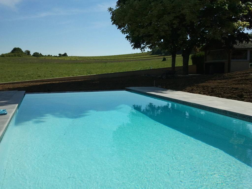 Piscine à débordement et miroir