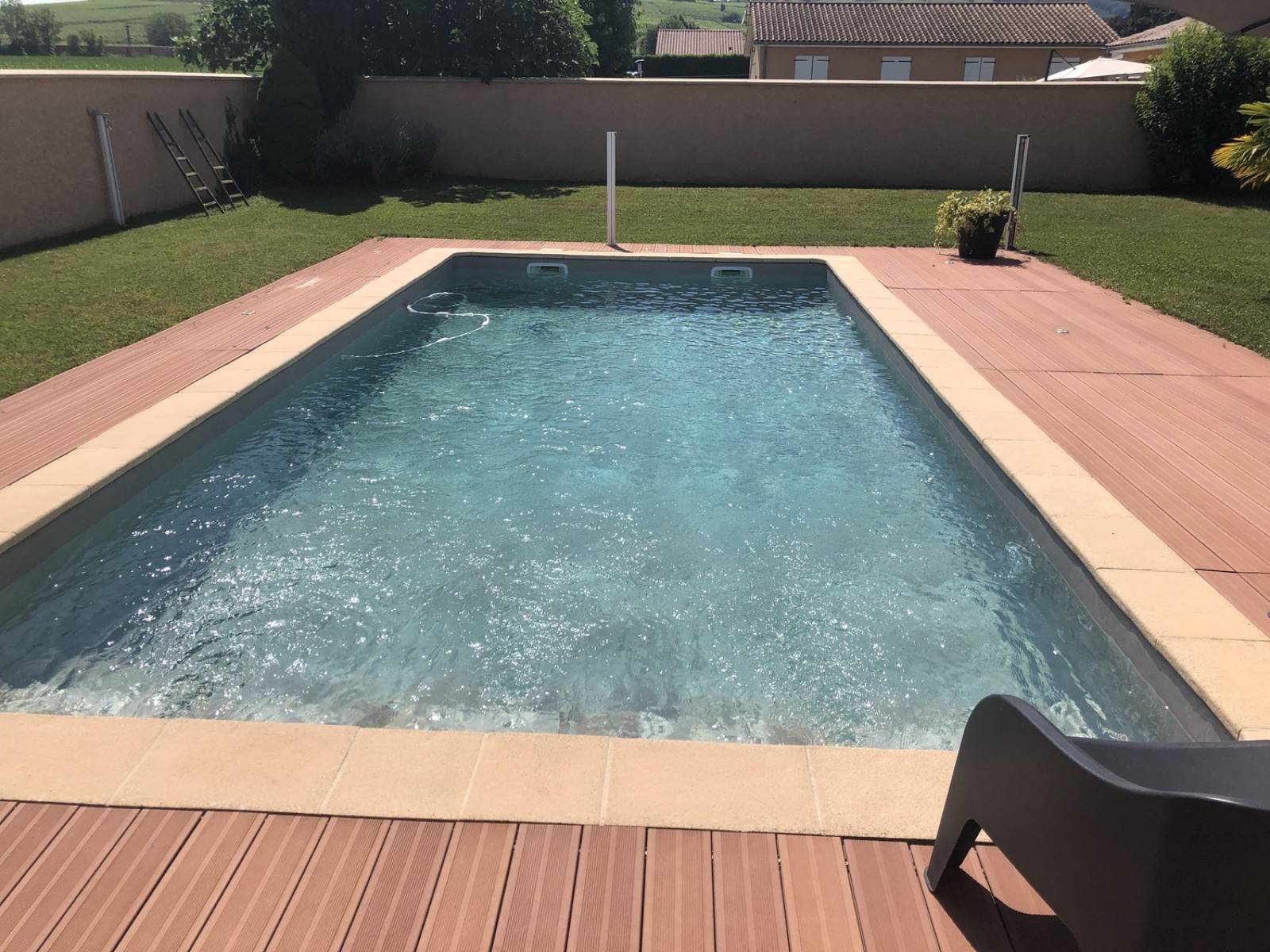 Piscine rectangulaire en béton 9 m x 4 m en PVC armé sur-mesure réalisée à Prissé près de Mâcon