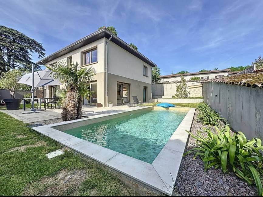 Piscine rectangulaire en  béton de  8 m x 3 m installé Genay avec équipements écologiques
