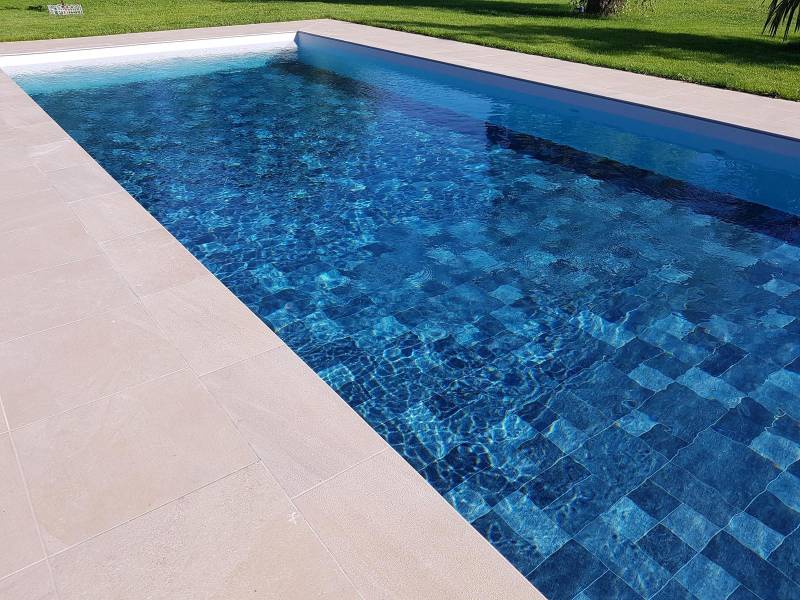 Réalisation d'une piscine rectangulaire de 10 m x 5 m situé à Limonest