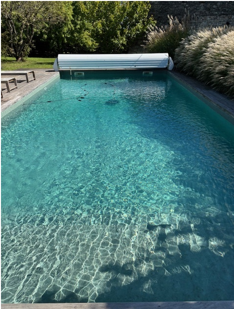 Réalisation d’une piscine rectangulaire 11 m x 5 m avec escalier intérieur sur toute la largeur à Saint-Albin