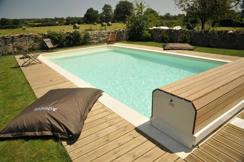 Piscine rectangulaire 6 m x 3 m avec terrasse bois et volet roulant intégré à Marcy-l’Étoile
