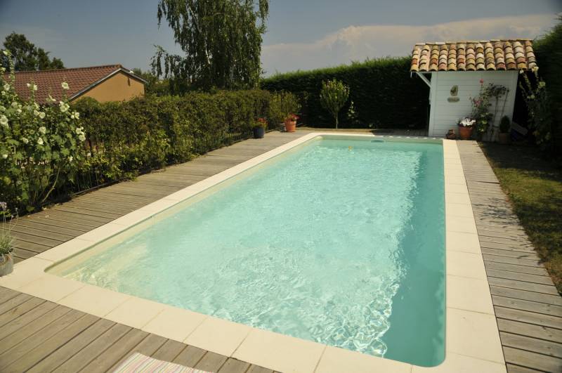 Une piscine rectangulaire 8 x 4 m sur-mesure dans un cadre verdoyant près de Cluny