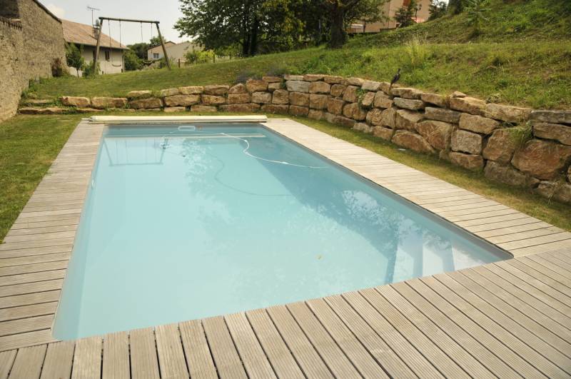 Pisciniste sur Mâcon a réalisé une piscine rectangulaire de 7 m x 3 m à Jasseron