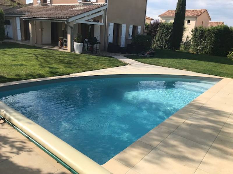 Réalisation d'une piscine rectangulaire forme libre de 6 m x 3 m située à Montanay