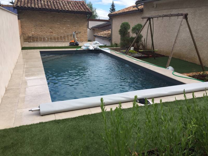 Une création de piscine rectangulaire 7 m x 3 m à Miribel