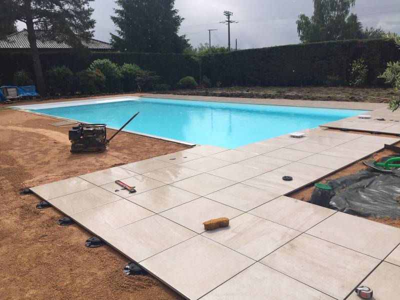 Réalisation piscine rectangulaire 10 m x 5 m avec escalier sur toute la largeur à Neuville-sur-Saône