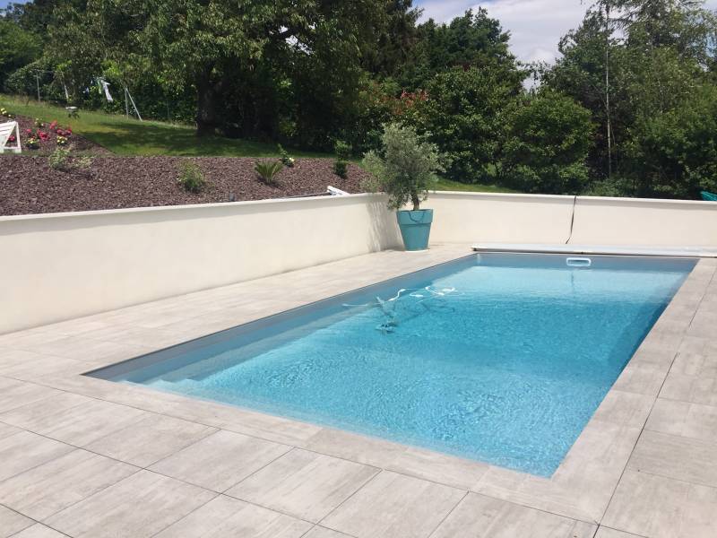 Pisciniste sur Lyon réalise une piscine 6 m x 3 m avec couverture à barres à Charbonnières-les-Bains