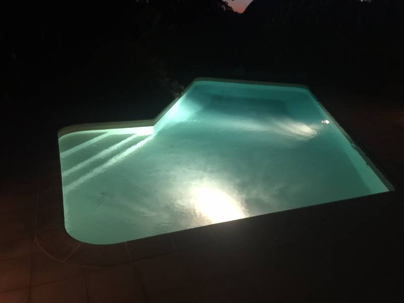 Piscine originale sur-mesure 7 m x 3,5 m avec escalier d’angle à Pierreclos