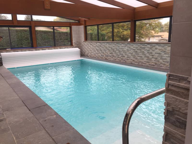 Piscine d’intérieur rectangulaire de 9 m × 4 m située à Vonnas