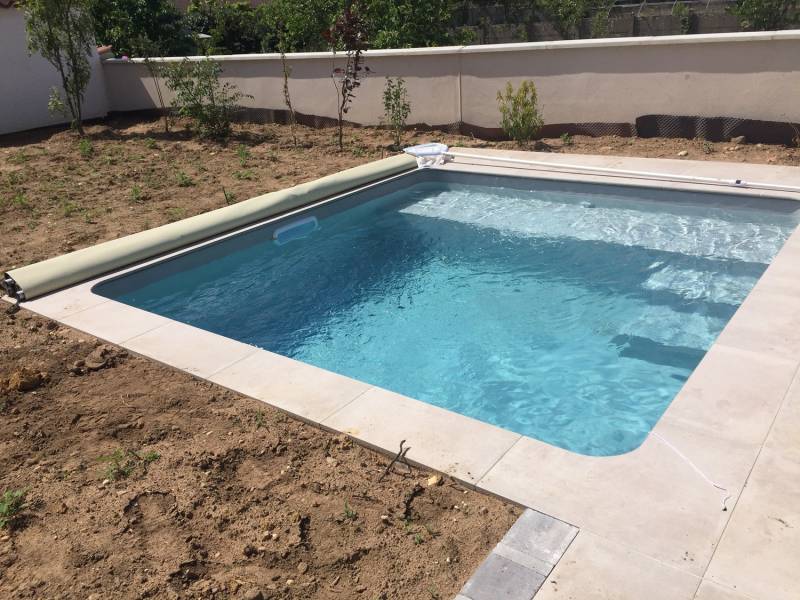 Pisciniste sur Mâcon a réalisé une piscine carrée de 4 m x 4 m avec plage et escalier à Curtafond