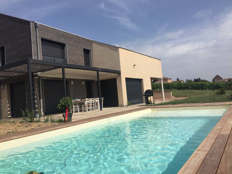 Pisciniste sur Lyon réalise une piscine 10 m x 4 m avec longue plage immergée à Saint-Genis-Laval