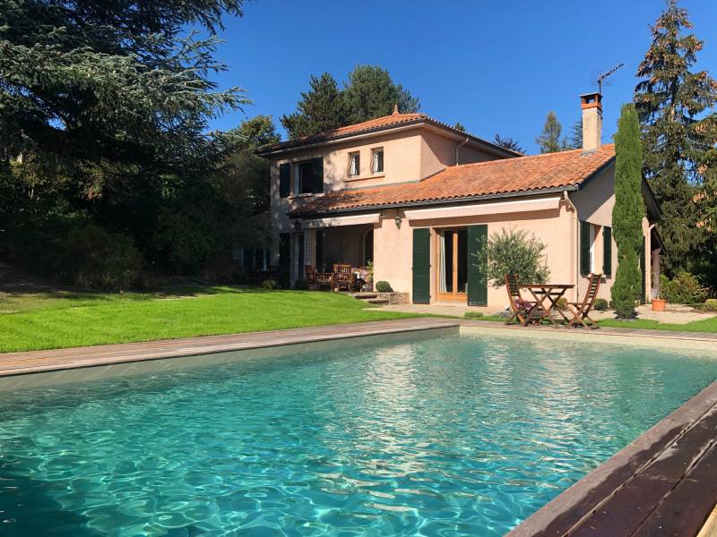 Piscine rectangulaire de 8 m x 4 m réalisée à Bagé avec banquette immergée