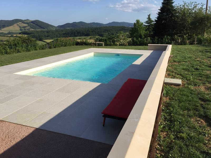 Installation d'une piscine rectangulaire de 8 m x 4 m situé à Cormoranche-sur-Saône