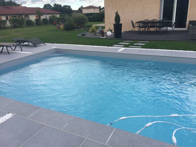 Piscine rectangulaire de 6 m x 3 m réalisée à Uchizy avec liner gris clair