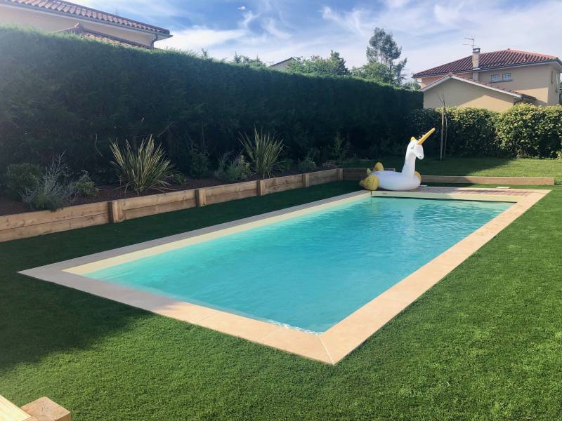 Élégante réalisation de piscine rectangulaire 8 m x 4 m à Cailloux-sur-Fontaines