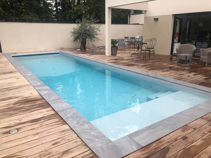 Piscine rectangulaire 8 m x 4 m avec banquette et escalier d’angle intégré à Hurigny