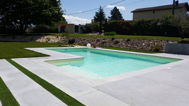 Une élégante piscine Maldives 7 m x 3 m réalisée à Thoissey avec escaliers