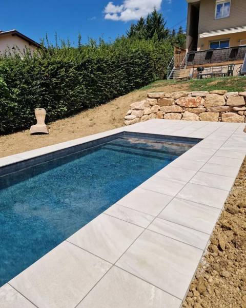 Réalisation d'une piscine rectangulaire de 9 m x 4 m situé à la Roche-Vineuse