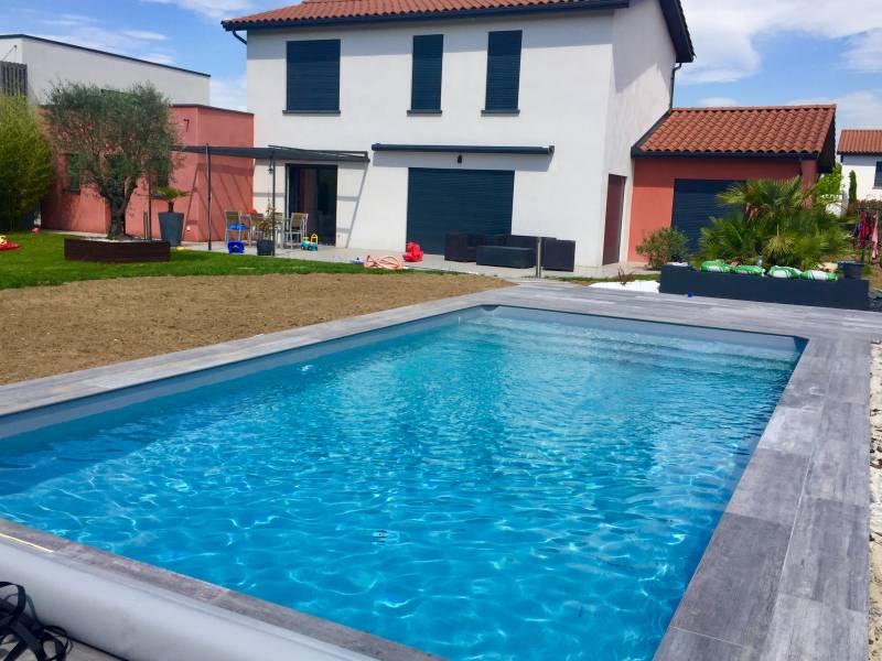 Réalisation d'une piscine rectangulaire en béton de 7 m x 3 m à Crêches-sur-Saône – Liner 75/100ème gris clair & escalier largeo