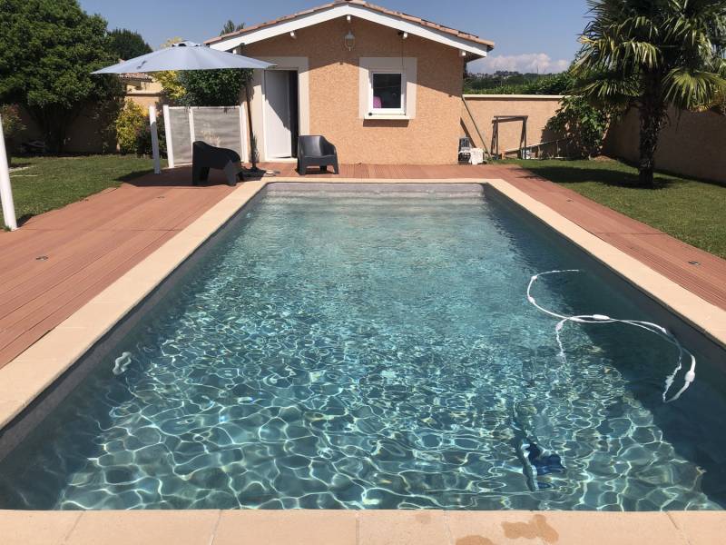 Piscine rectangulaire en béton 9 m x 4 m en PVC armé sur-mesure réalisée à Prissé près de Mâcon