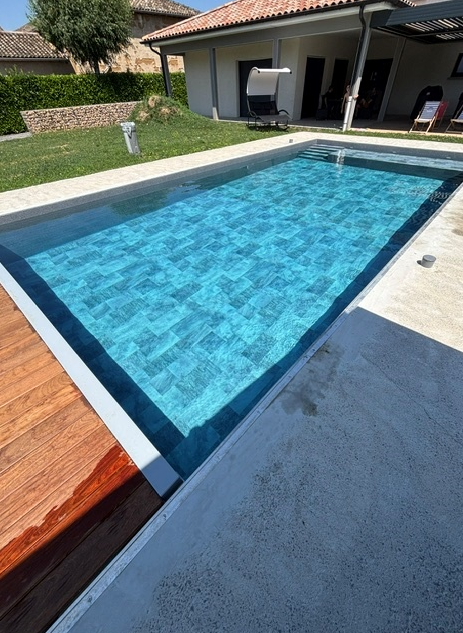 Installation d'une piscine rectangulaire de 10 m x 4,50 m située à Crottet