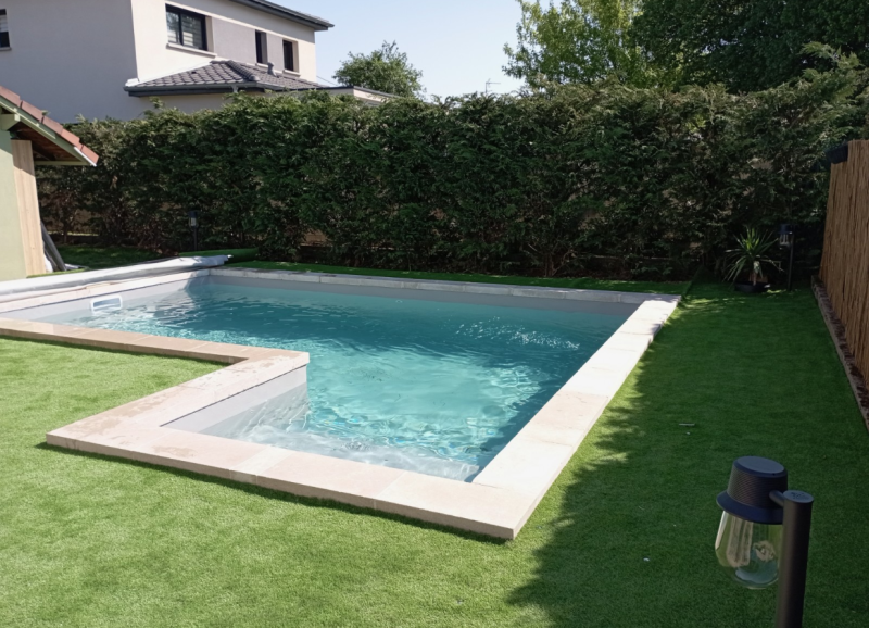 Construction d'une piscine en forme L de 8.5m X 4m avec escalier situé à Chazay d'Azergues