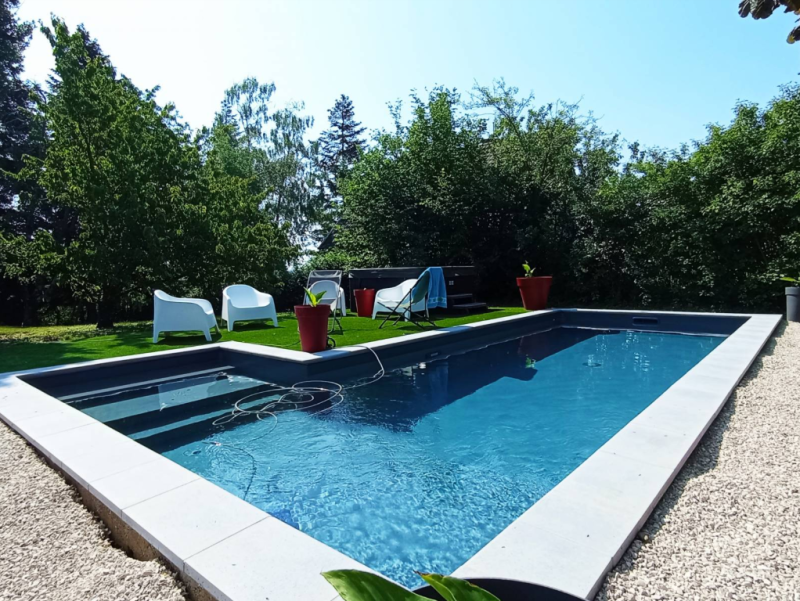 Pisciniste pour la construction d'une piscine en forme de L de 9m x 4m avec fond plat à Ceyzériat