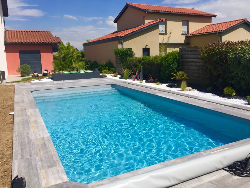 Piscine rectangulaire de 8 m x 4 m à Belleville-en-Beaujolais