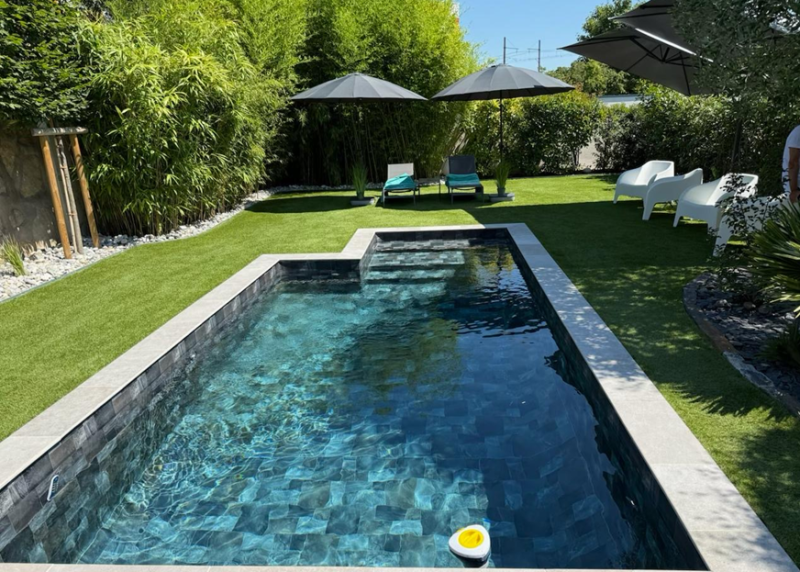 Construction de piscine rectangulaire de 7 m x 3,5 m à Hurigny – PVC armé Bali & équipements premium