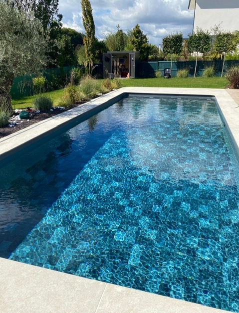 Installation de piscine rectangulaire de 8 m x 3,5 m située à Dommartin proche de Dardilly