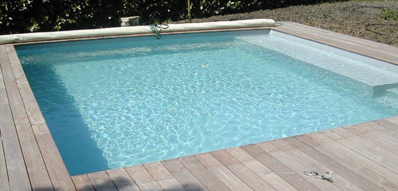 Création d'une piscine carrée de 5 m x 5 m située à Guéreins