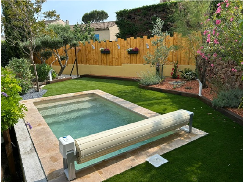 Piscine rectangulaire de 4 m x 2,5 m avec escalier sur toute la largeur et volet hors d’eau – Réalisation à Meyzieu
