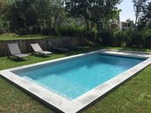 Piscine rectangulaire PVC gris clair  margelle pierre Francheville