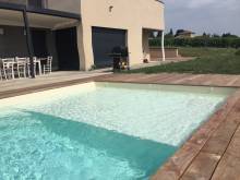 Pisciniste sur Lyon réalise une piscine 10 m x 4 m avec longue plage immergée à Saint-Genis-Laval