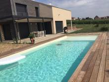 Pisciniste sur Lyon réalise une piscine 10 m x 4 m avec longue plage immergée à Saint-Genis-Laval