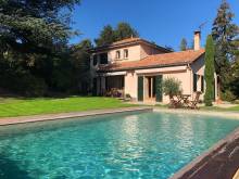 Piscine rectangulaire de 8 m x 4 m réalisée à Bagé avec banquette immergée